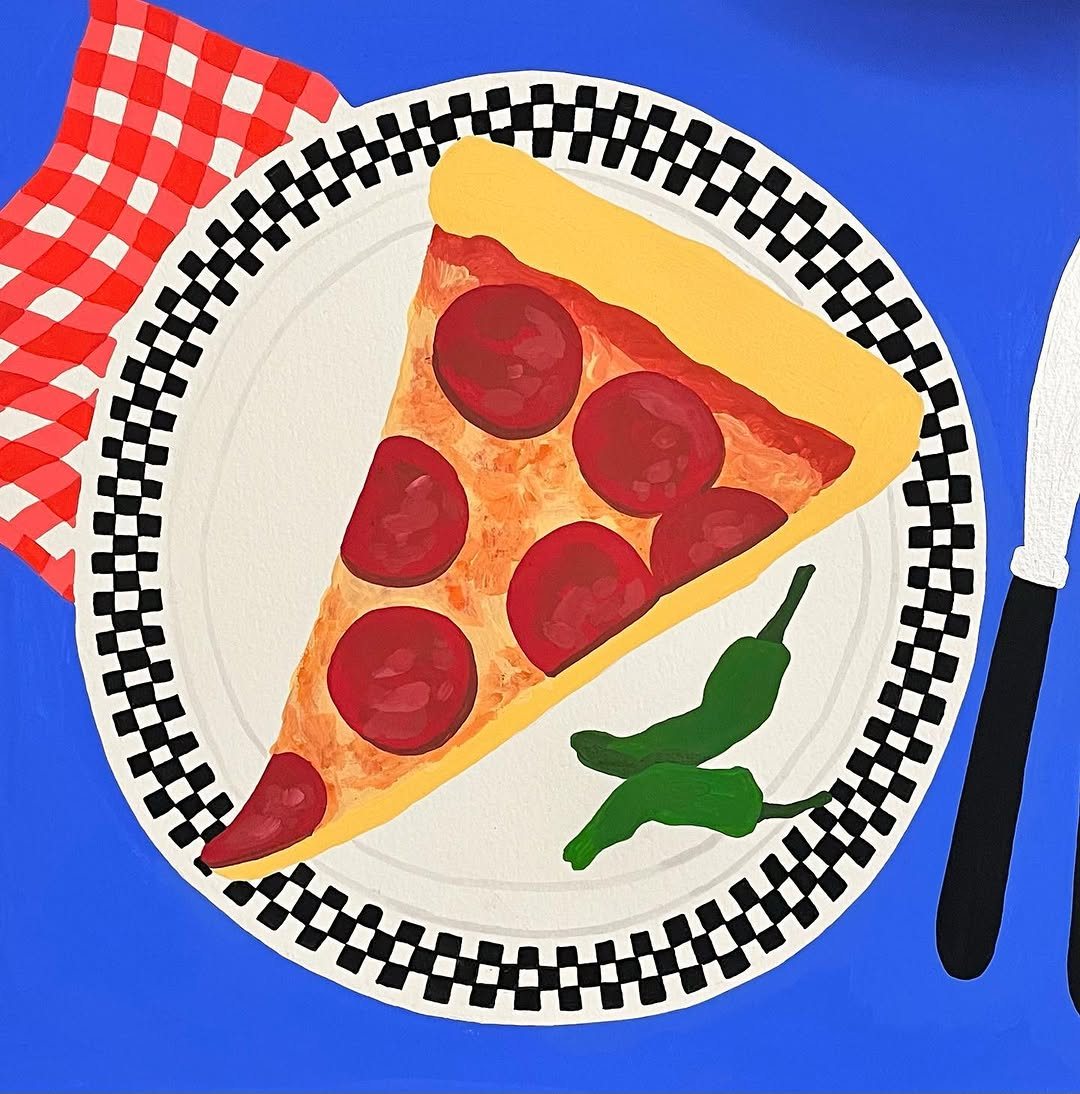 Part de pizza au pepperoni sur une assiette à damier, fond bleu