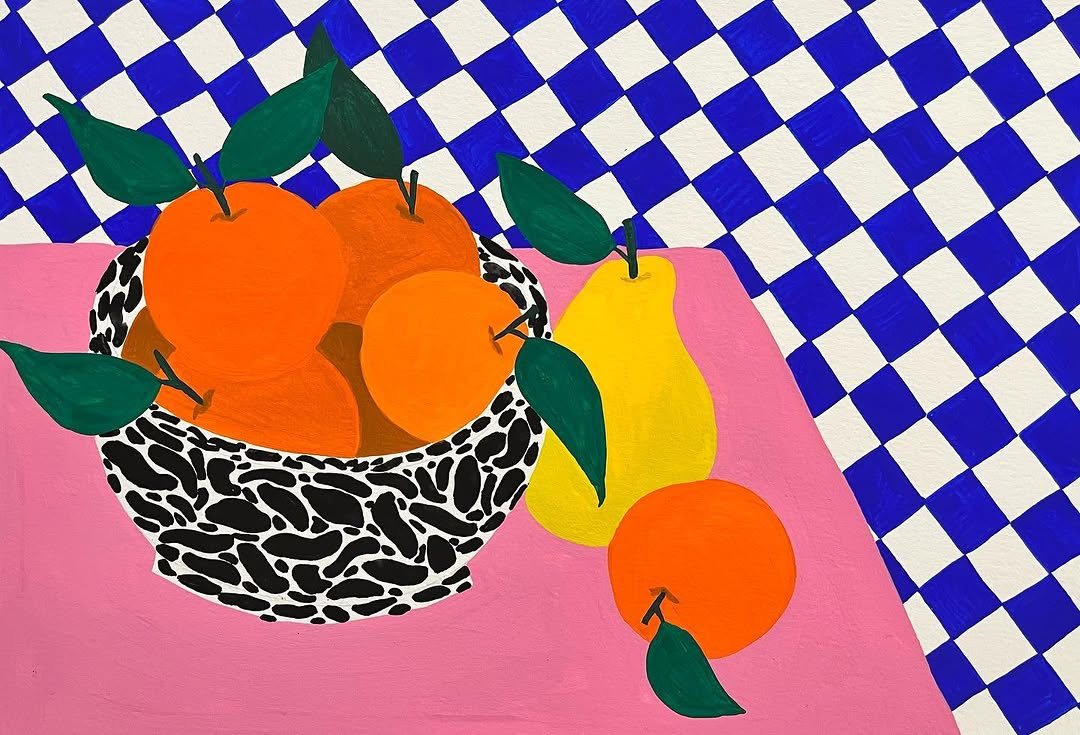 Coupe d’oranges sur une nappe à carreaux bleus