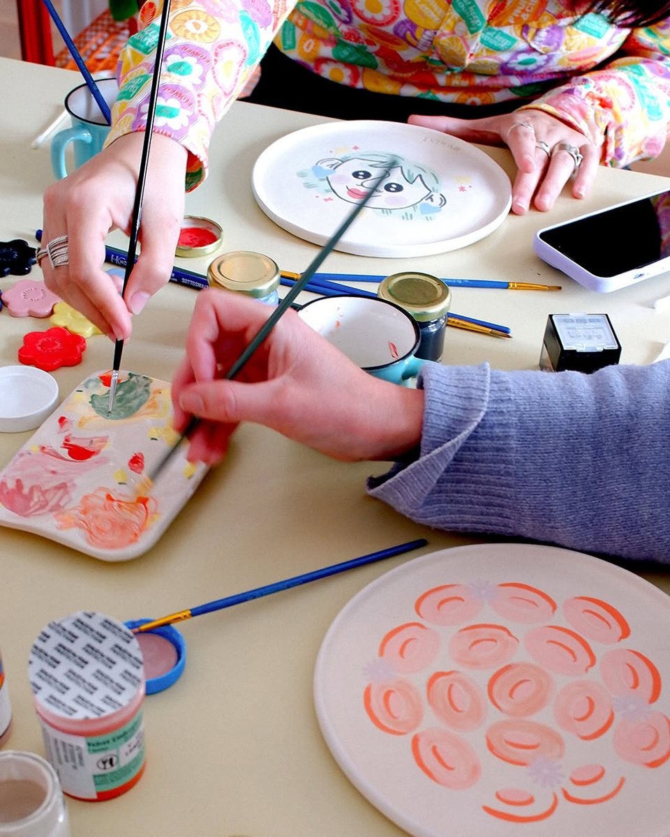 Atelier de peinture sur céramique, assiettes et pinceaux sur une table