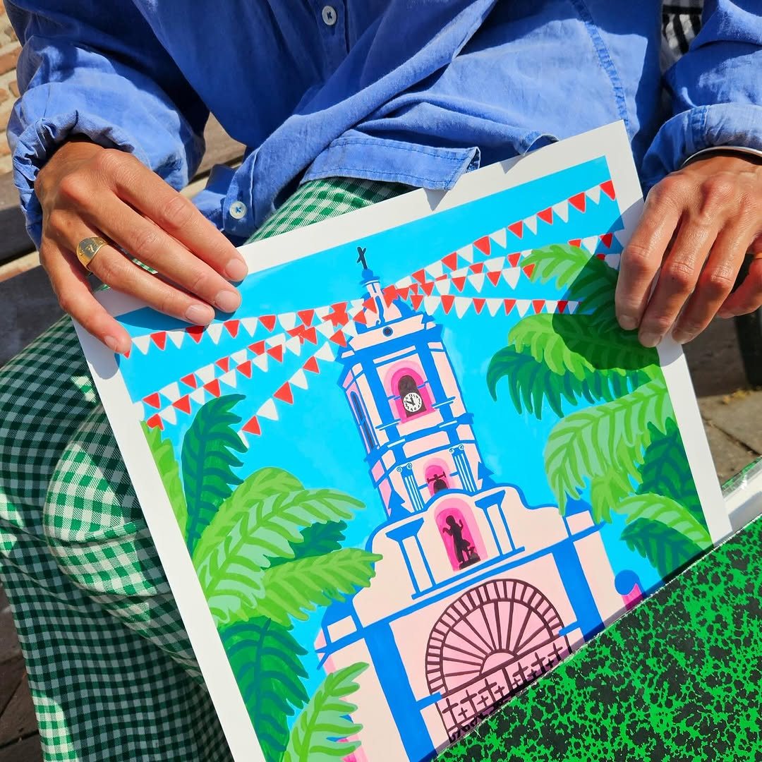 Ana tient la risographie de l’église de Cholula