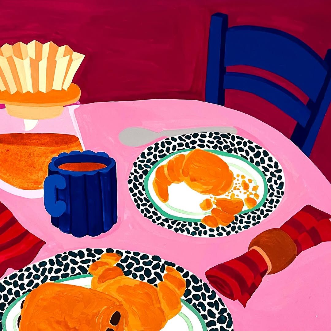 Petit-déjeuner de croissants et café sur une table rose