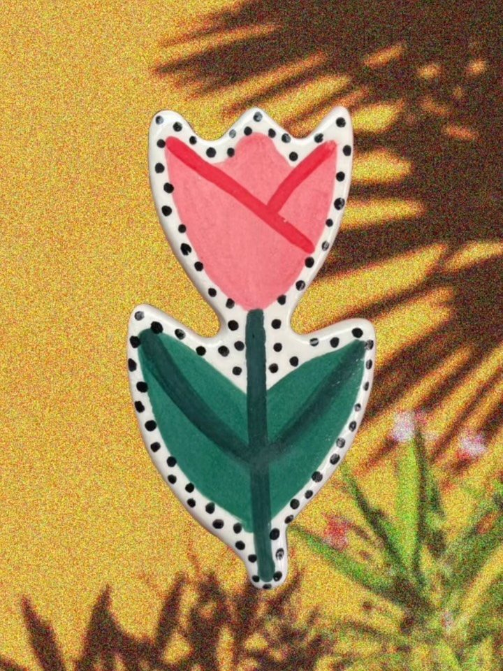 Tulipe rose peinte sur céramique
